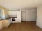 Attraktive 3-Zimmer-Wohnung zentral gelegen – Wohnen mit Service in Rhauderfehn - Wohnzimmer mit Küchenbereich